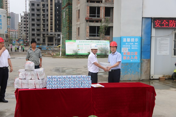楊曉彬到徽鹽地產(chǎn)定遠(yuǎn)、泗縣項目公司開展高溫慰問